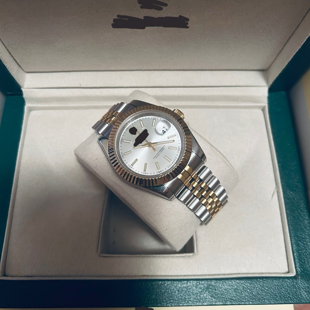 Rollie D4tejust Gold and Silver Watch with Classic Design and Jubilee Bracelet